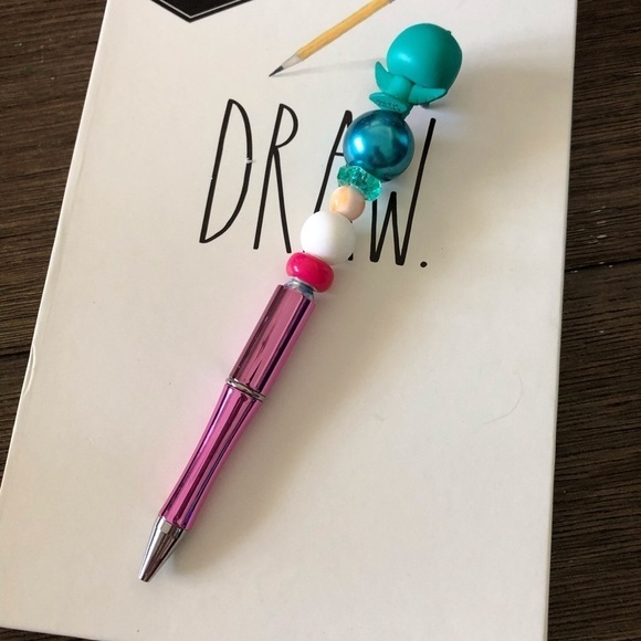 Disney Doorables: Pocahontas: Flit handmade beaded pen - Picture 3 of 3